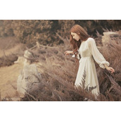 伤感歌词的qq个性签名 纸飞机飞得再高，却发现回不到从前