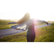 利用ps滤镜及调色工具打造梦幻的淡黄色逆光人物图片