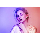 PS教程 教你用PS制作红蓝碰撞故障效果的照片