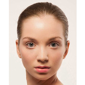 Photoshop不影响皮肤质感给美女人像照片后期磨皮教程