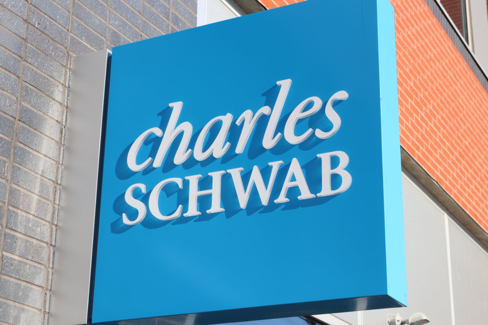 "Schwab的现货加密货币交易将是'难卖的产品'，顶级分析师表示"