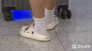 乘坐自动扶梯时哪种鞋子有安全隐患