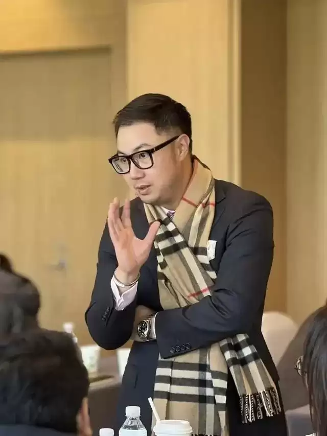 AI来了:组织“瘫”了？