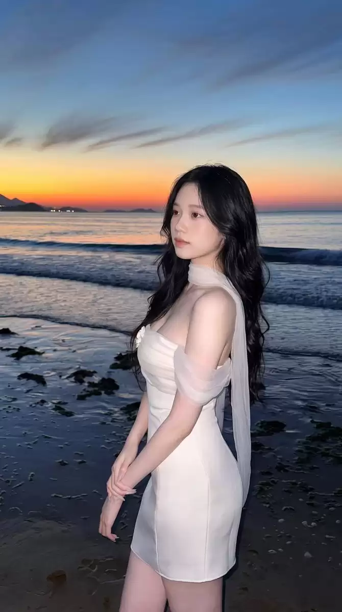 东亚女性海滨肖像