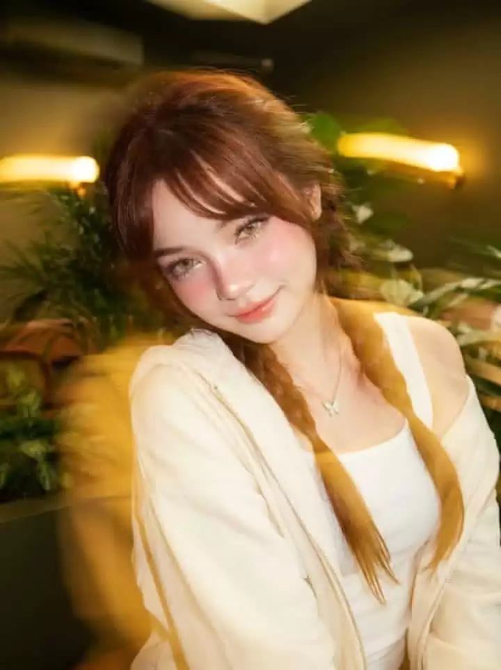 咖啡馆超写实年轻女性肖像
