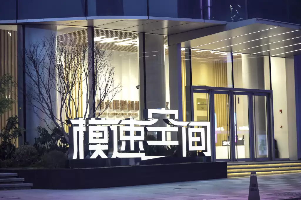 经纬度：AI硬件 机器人出海 上海外贸新引擎动力十足