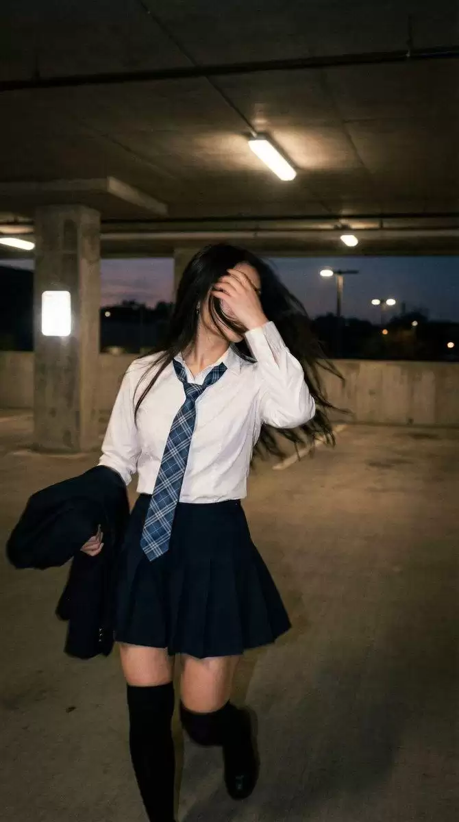 电影感女学生停车场写真