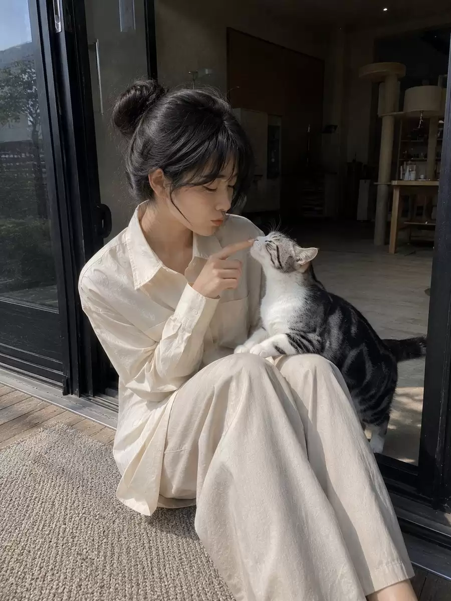 猫咪与主人自然风手机人像