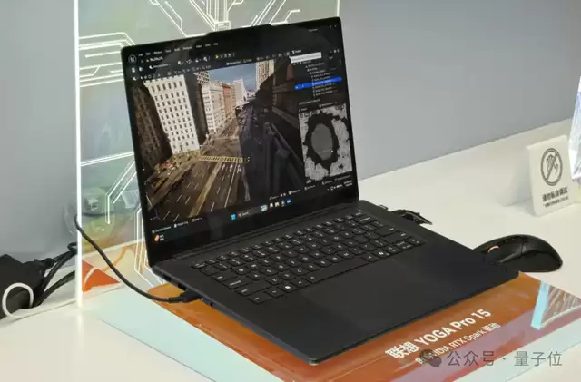 老黄RTX Spark真机现身Bilibili World！CPU和GPU直接焊在一起：笔记本跑120B大模型