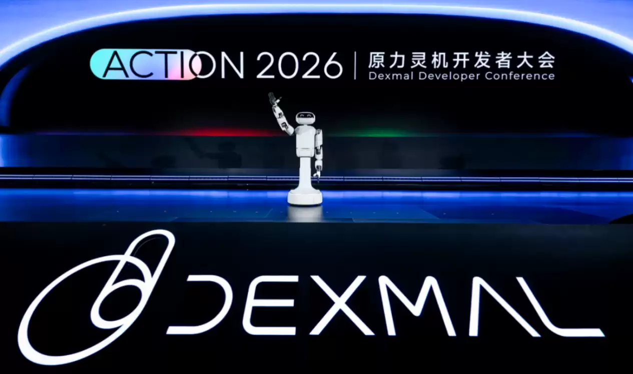 原力灵机推出通用具身基础模型DM0.5与通用机器人本体Apex等新品
