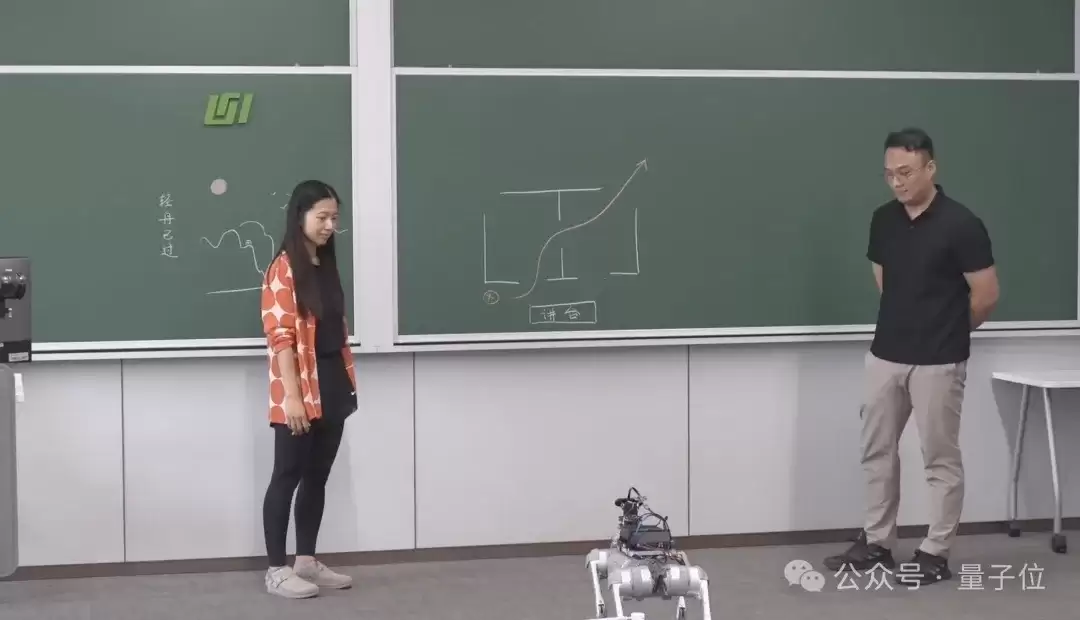 机器狗指挥人类用天平称重！清华现场演示：无脚本：任务随机：观众即兴出题