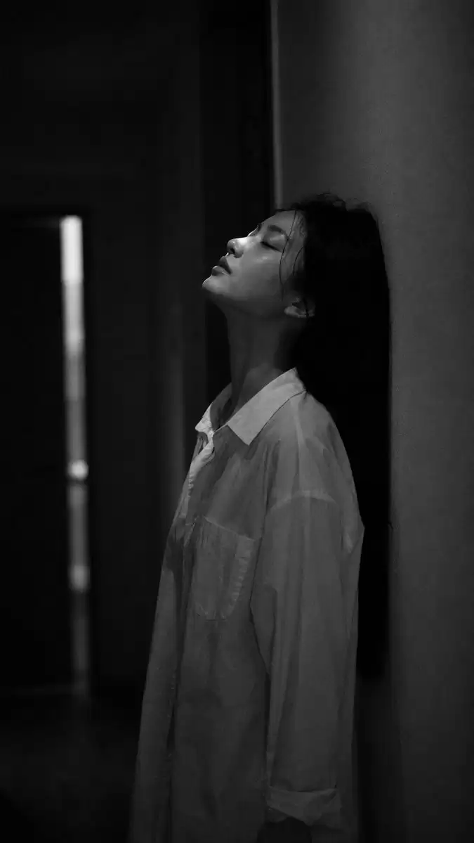 素雅黑白公寓人像