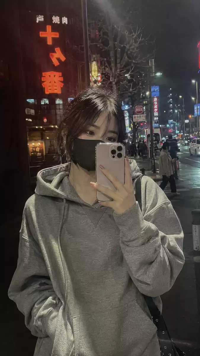 雨夜霓虹：连帽衫自拍