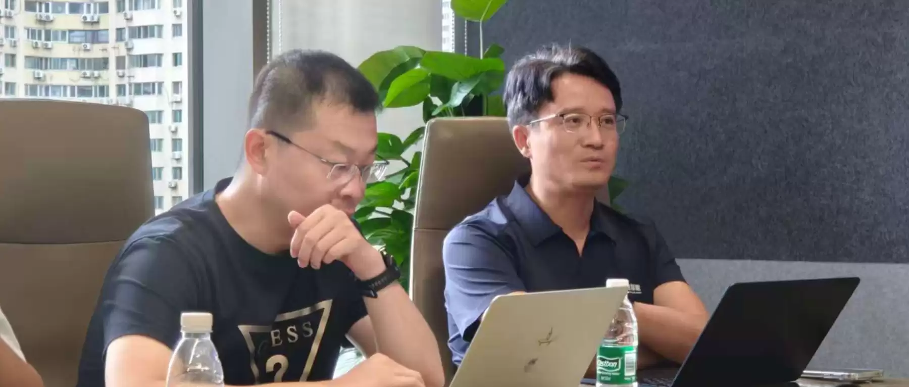 百融智能4款AI新品亮相WAIC！推出录音卡：工作手机：预告智能戒指