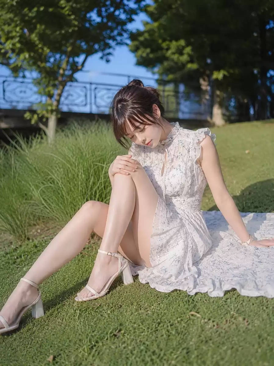 夏季公园内优雅日本女性肖像