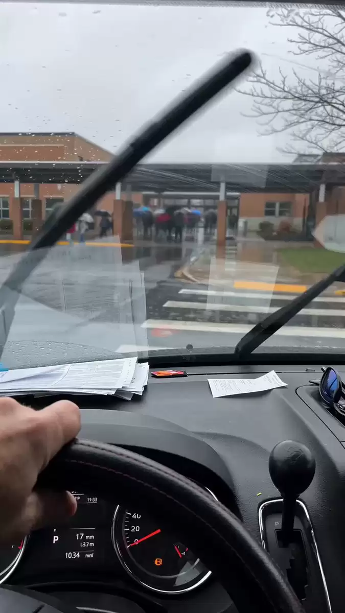 手机镜头：雨天学校接送
