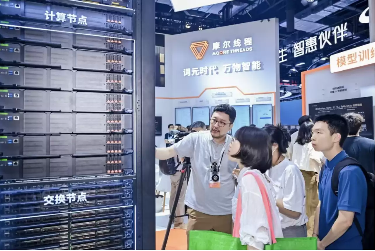 WAIC 2026｜摩尔线程展示 MTT C256 超节点 首创一层Scale-up网络256卡全互联