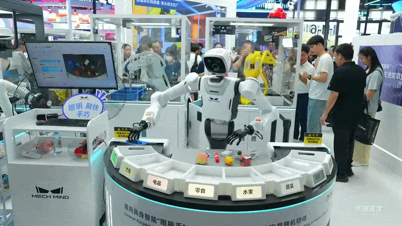 WAIC现场：这家公司让一群不同的机器人共用一个大脑