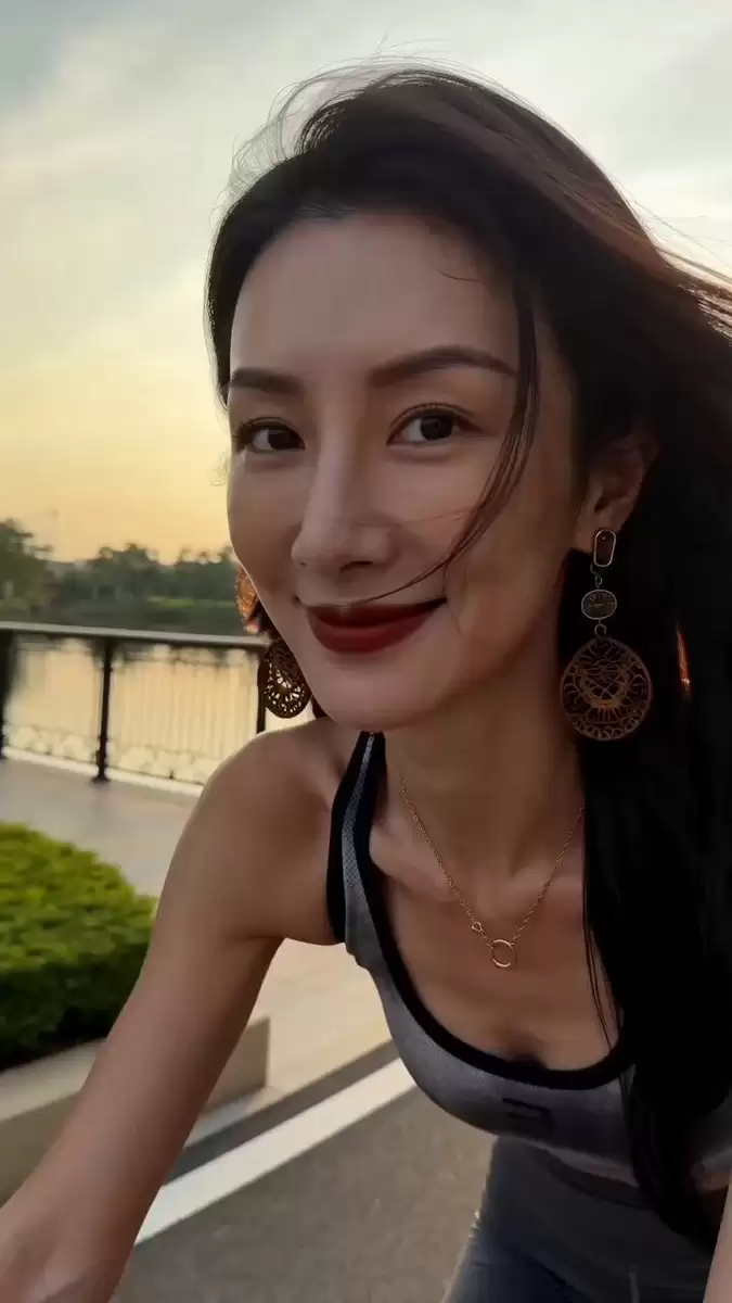 手持 iPhone 样式骑行视频