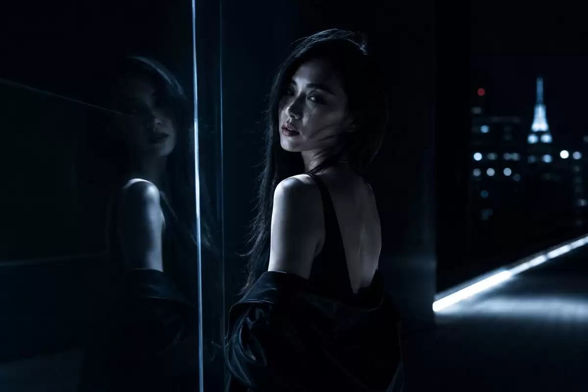 夜色忧郁阳台时尚人像