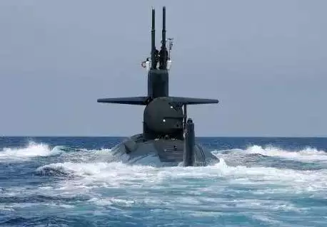 《装甲前线》核潜艇潜入海中可在水下待多久？