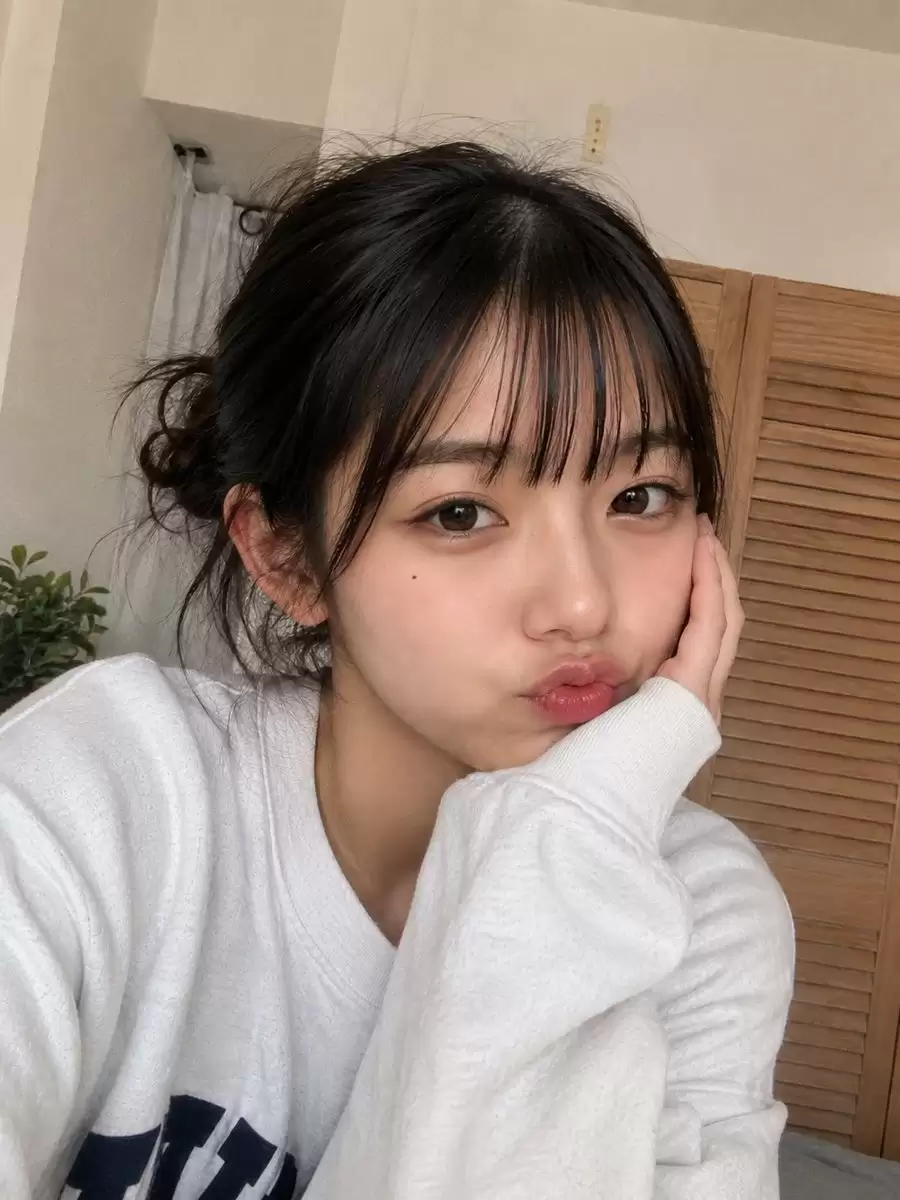 日本女性卧室随拍自拍提示词怎么写-画面元素和风格参数