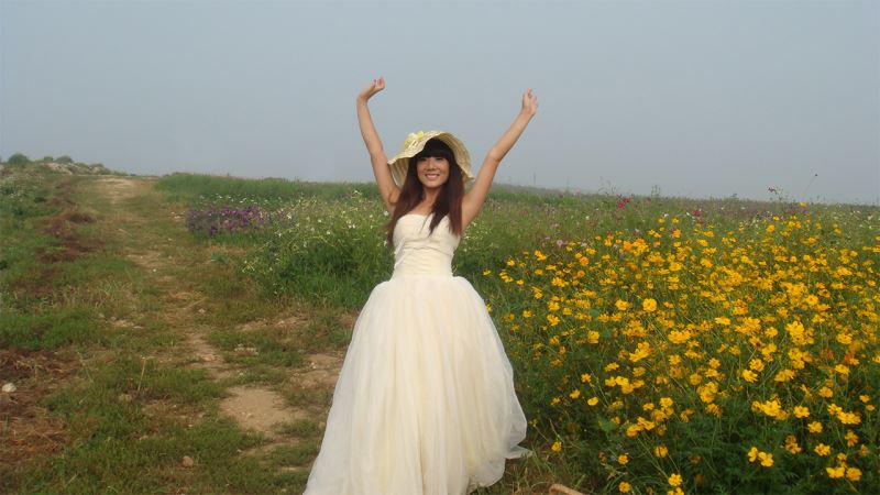 ps怎样给野花地旁的婚纱美女添加好看的霞光效果?