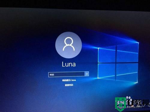 win11开机一直停在屏保怎么办？