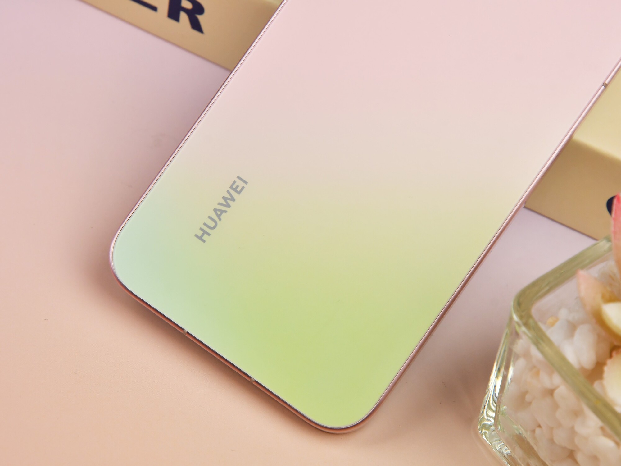 华为Pura 90系列上手评测 渐变美学一眼种草