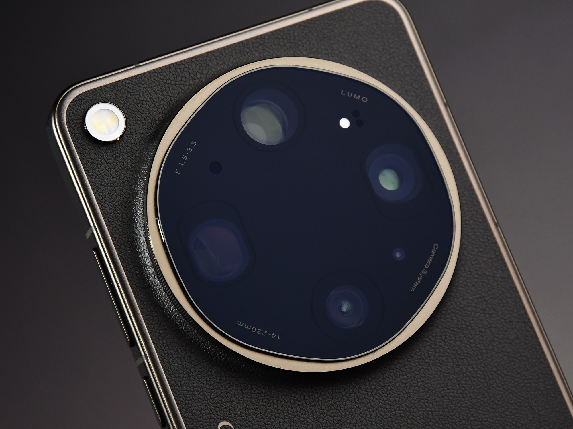 「内置增距镜」？OPPO Find X9 Ultra 哈苏10倍光变天眼长焦解析