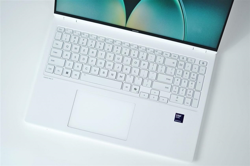 核显本竟敢卖到万元级别！荣耀MagicBook Pro16 2026全面评测：88W满血 + 92Wh续航，这可能是史上最强的核显本