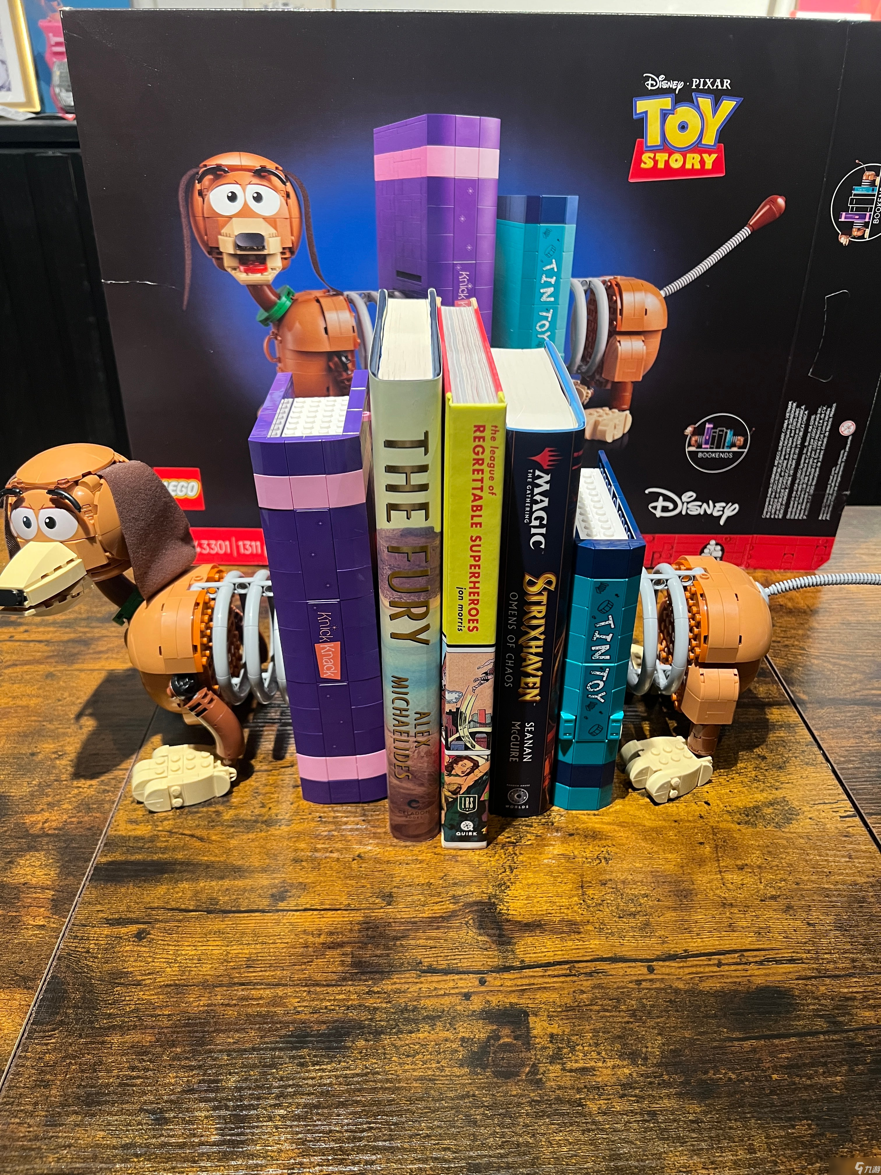 我们拼搭了乐高 Toy Story 弹簧狗书立：既有趣又实用