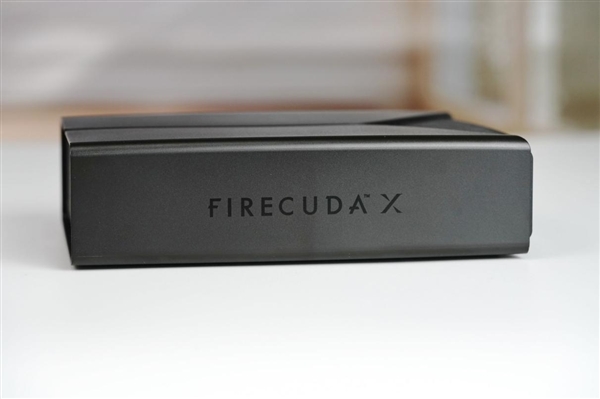 彻底告别电源适配器!希捷FireCuda X Vault 20TB外置硬盘评测:自带RGB的游戏扩容神器