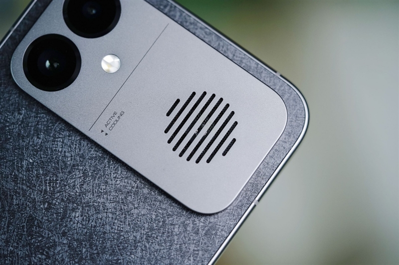 帧率超稳一条直线!REDMI K90 MAX手机评测:性能强悍 但不全是因为风扇