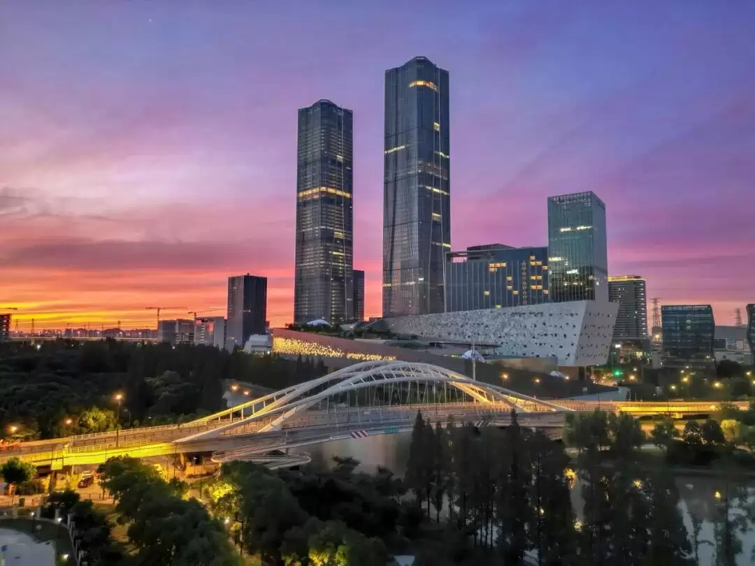 张江人工智能创新小镇 张江人工智能创新小镇全景与地标建筑,展现极具现代科技感的科创园区环境与创业孵化氛围。
