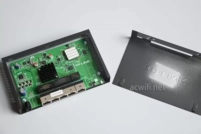 R5005PE跟R5005P有什么差别? TL-R5005PE-AC路由器拆机测评