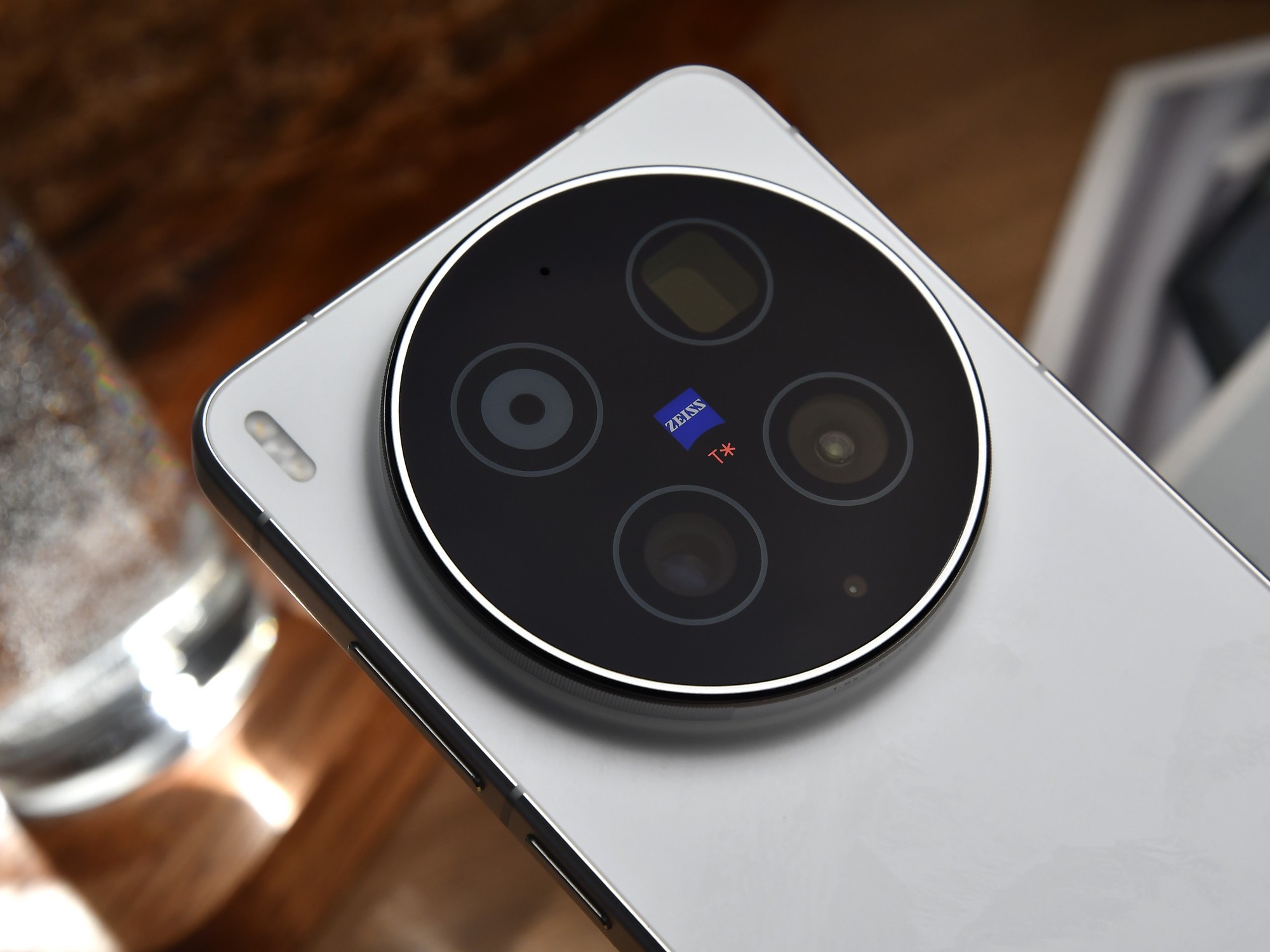 vivo X300 Ultra全面评测 手机里的“专业V单”究竟有多能打?