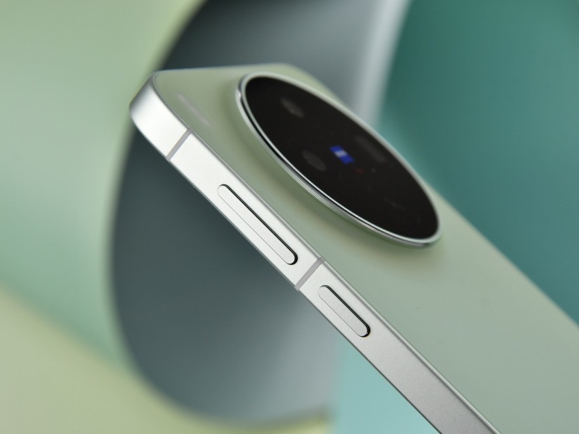 vivo X300s全面评测:把「长枪短炮」装进超能「小V单」