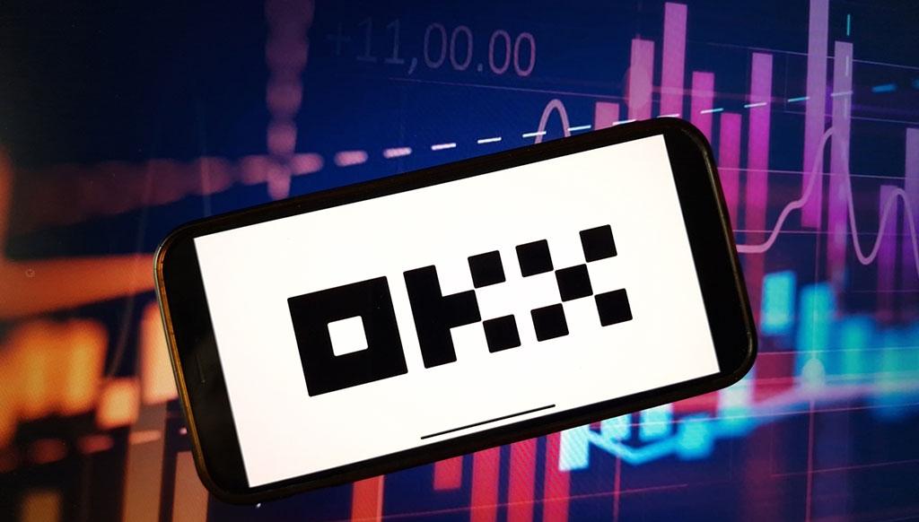 手机屏幕上的 OKX 品牌标识